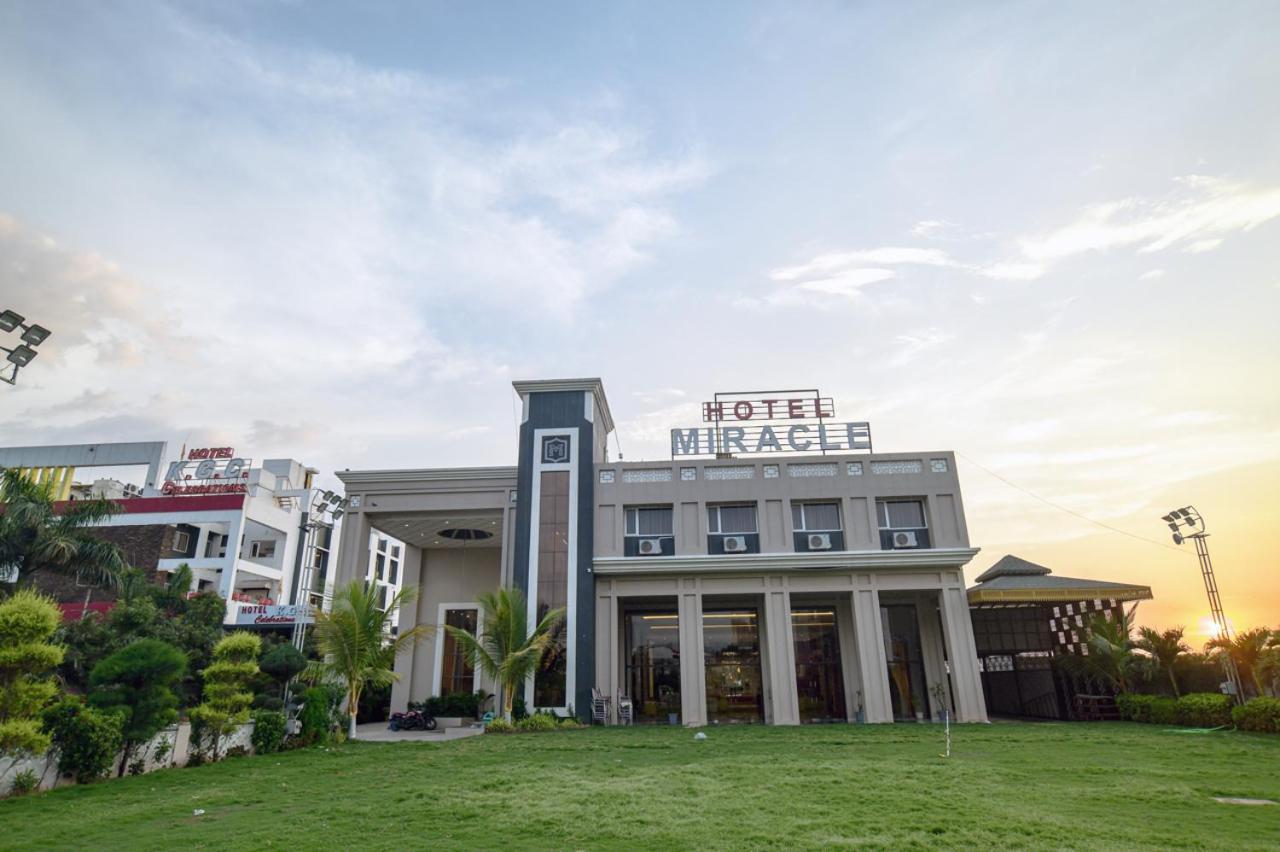Hotel Miracle 2Km From Mahakal Temple Ujjain Dış mekan fotoğraf
